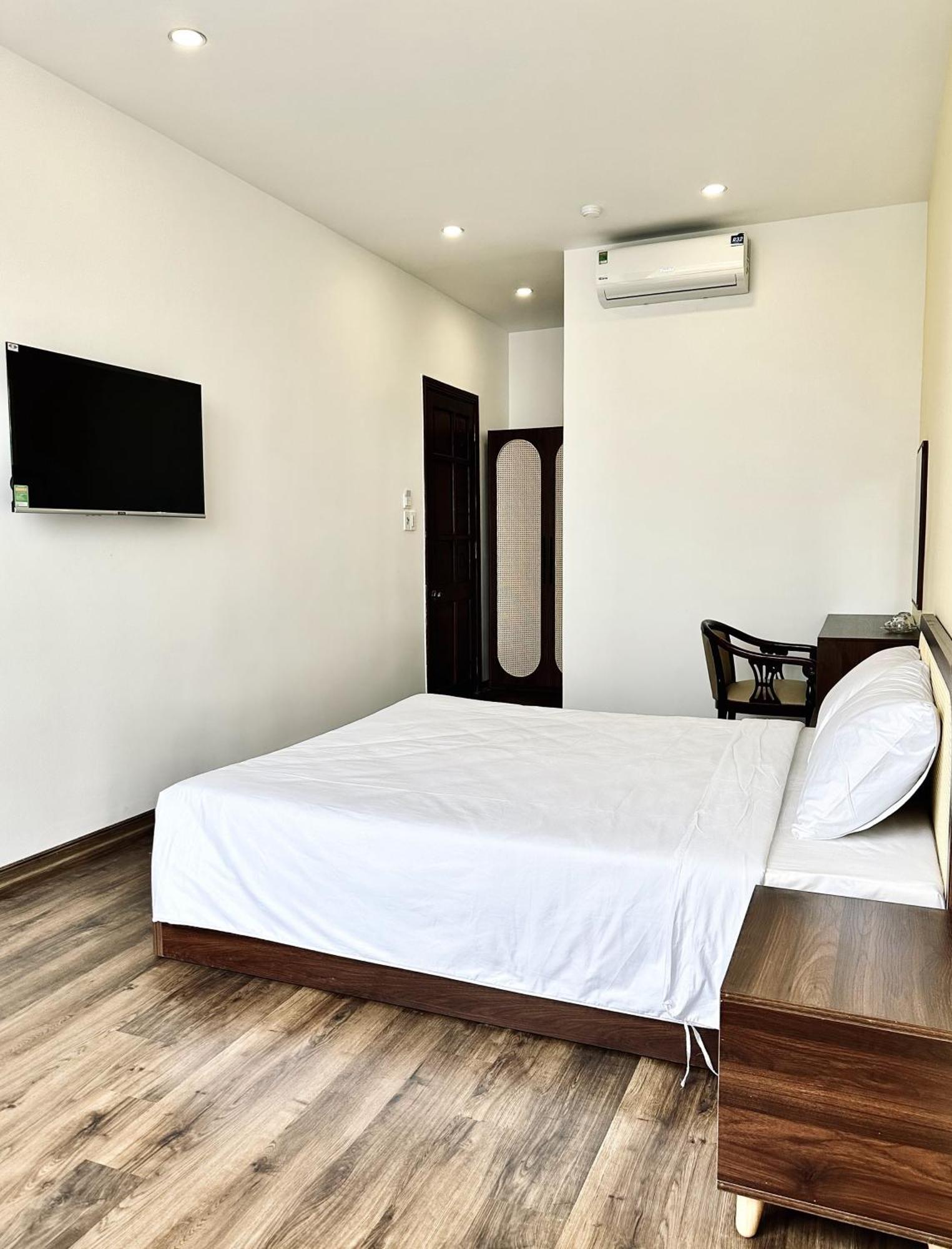 Riverine & Cafeteria Hotel Da Nang