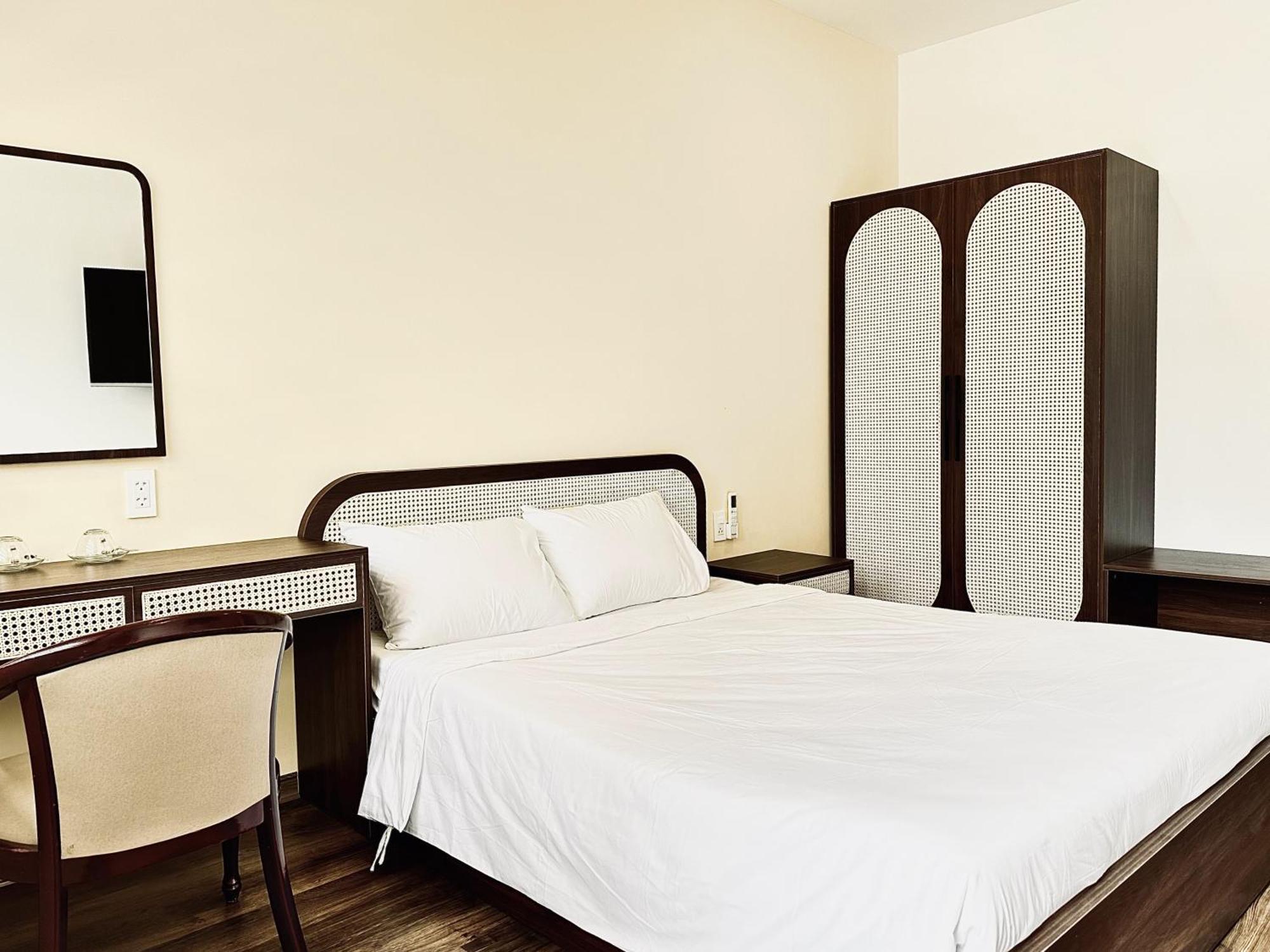Riverine & Cafeteria Hotel Da Nang